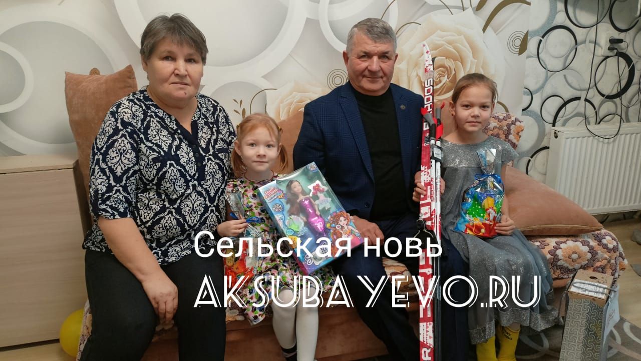 Теләкләр чыршысы: Камил Гилманов 10 яшьлек Викториягә чаңгы комплекты бүләк итте