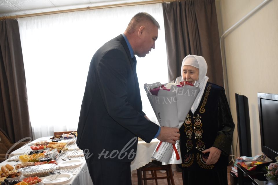 Юллама буенча Аксубайга килә һәм гомерлеккә биредә яшәп кала