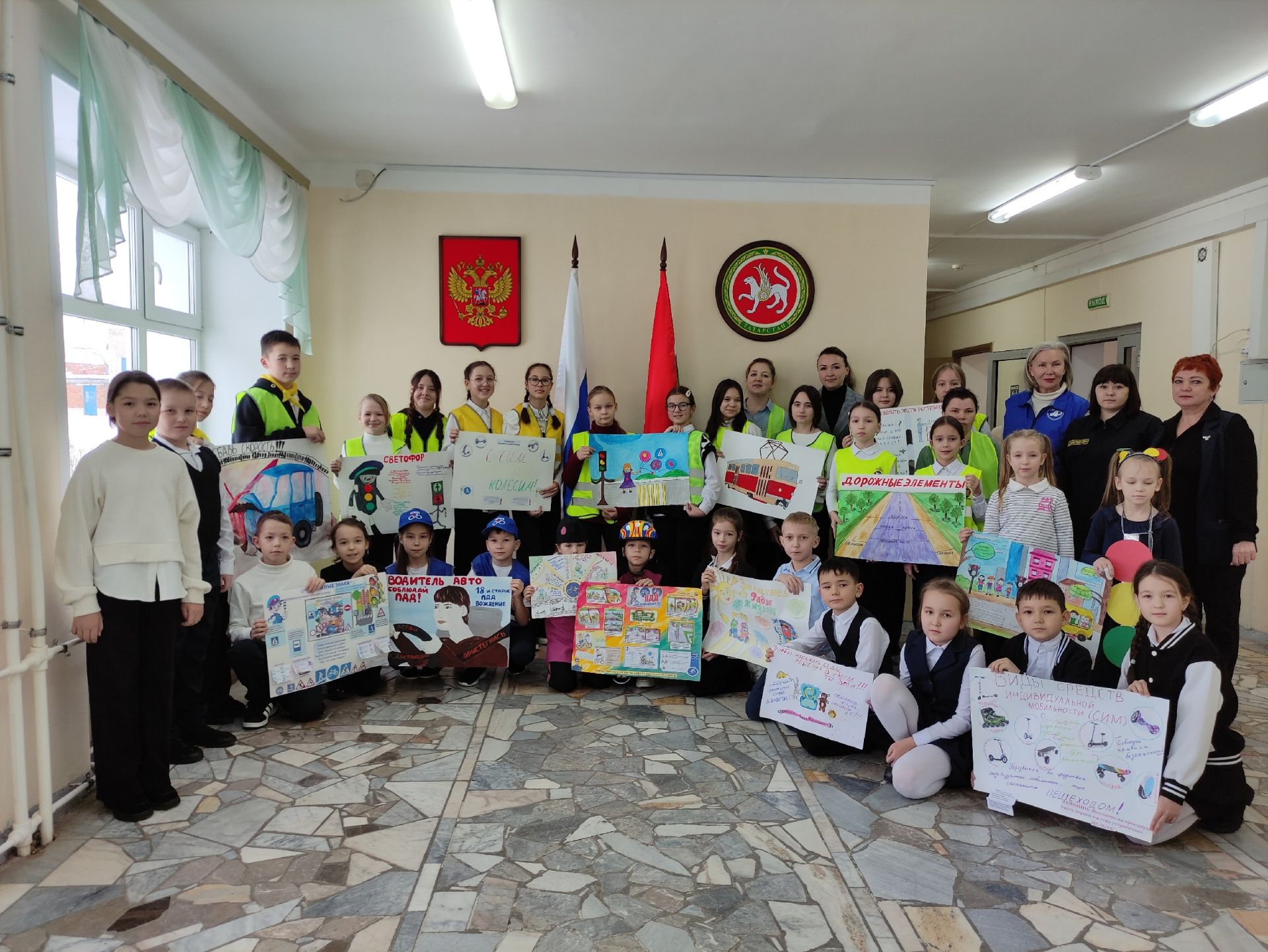 Юные инспекторы дороги напомнили о необходимости соблюдать Правила дорожного движения