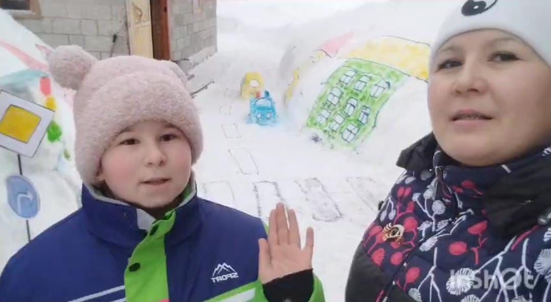 Юная блогер из Аксубаева построила с мамой снежный автогородок