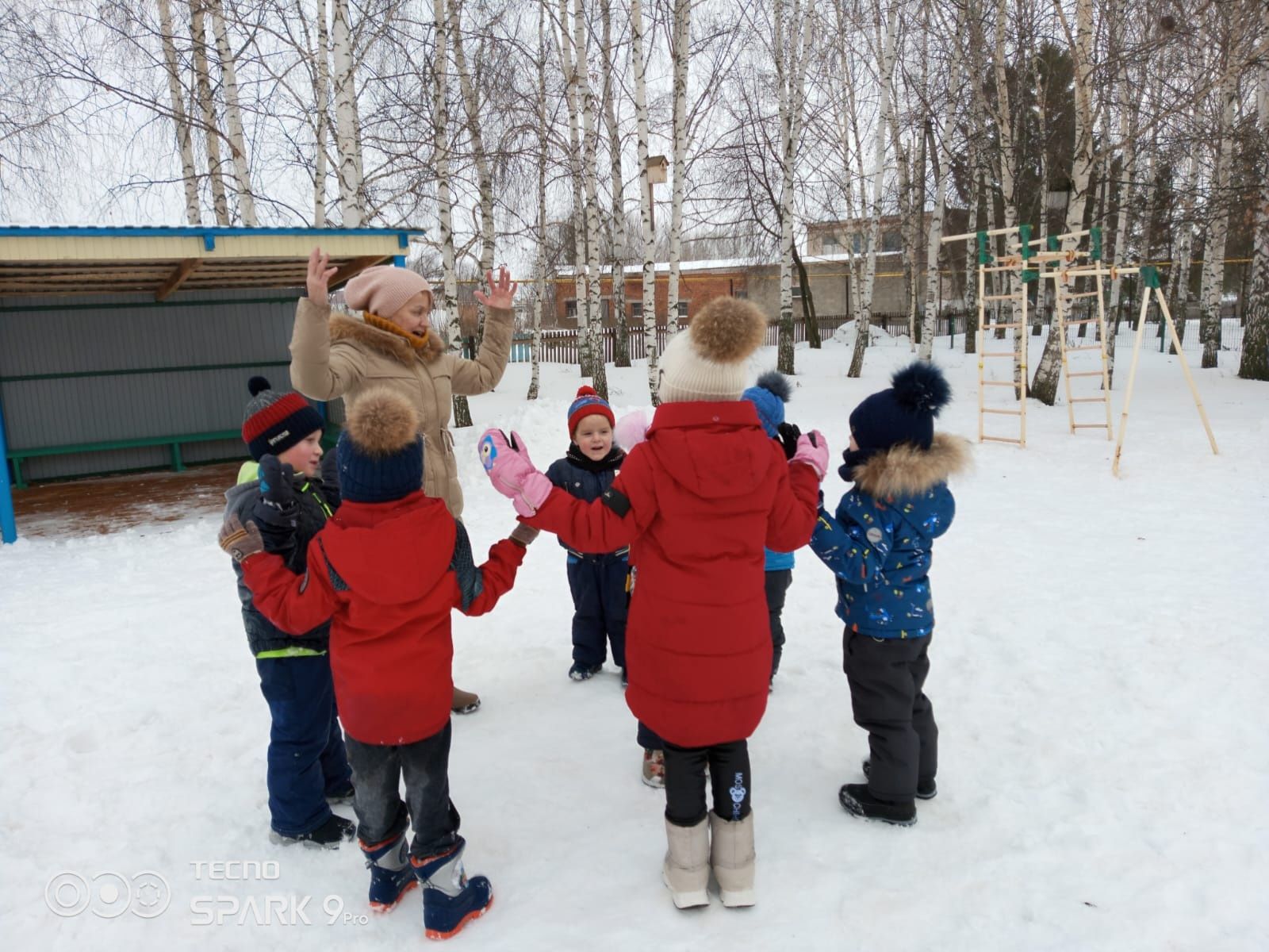 Зимние прогулки в сельском детском саду сочетают с личностным развитием малышей