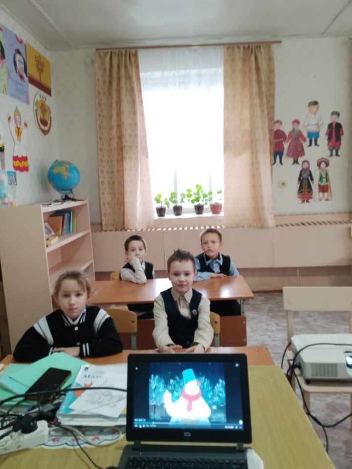 Авыл мәктәбенең беренче сыйныф укучылары төзүче һөнәре турында хыялланалар