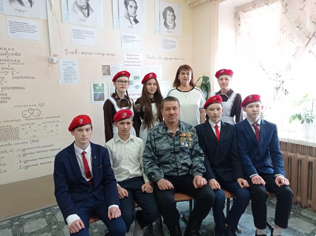 Юнармейцы встретились с прошедшим ад Афганистана работником школы