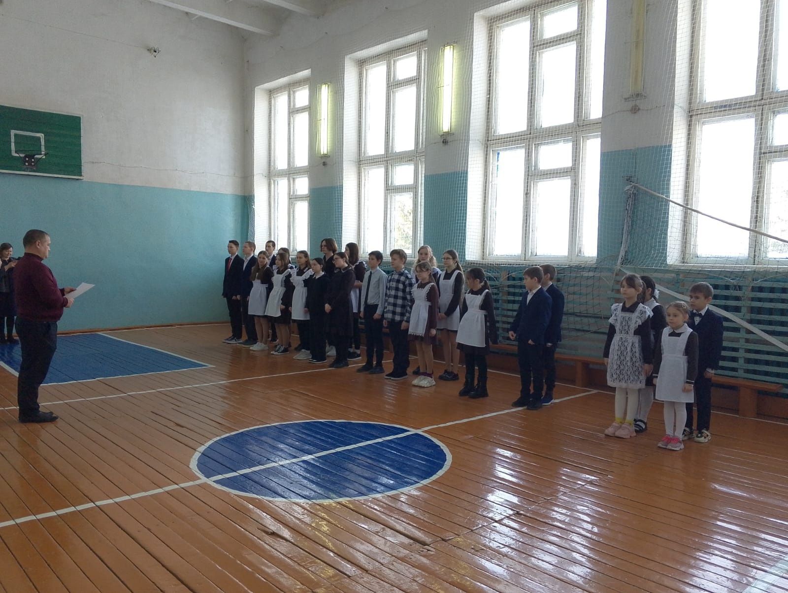 Несколько недель готовились учащиеся сельской школы к традиционному смотру песни