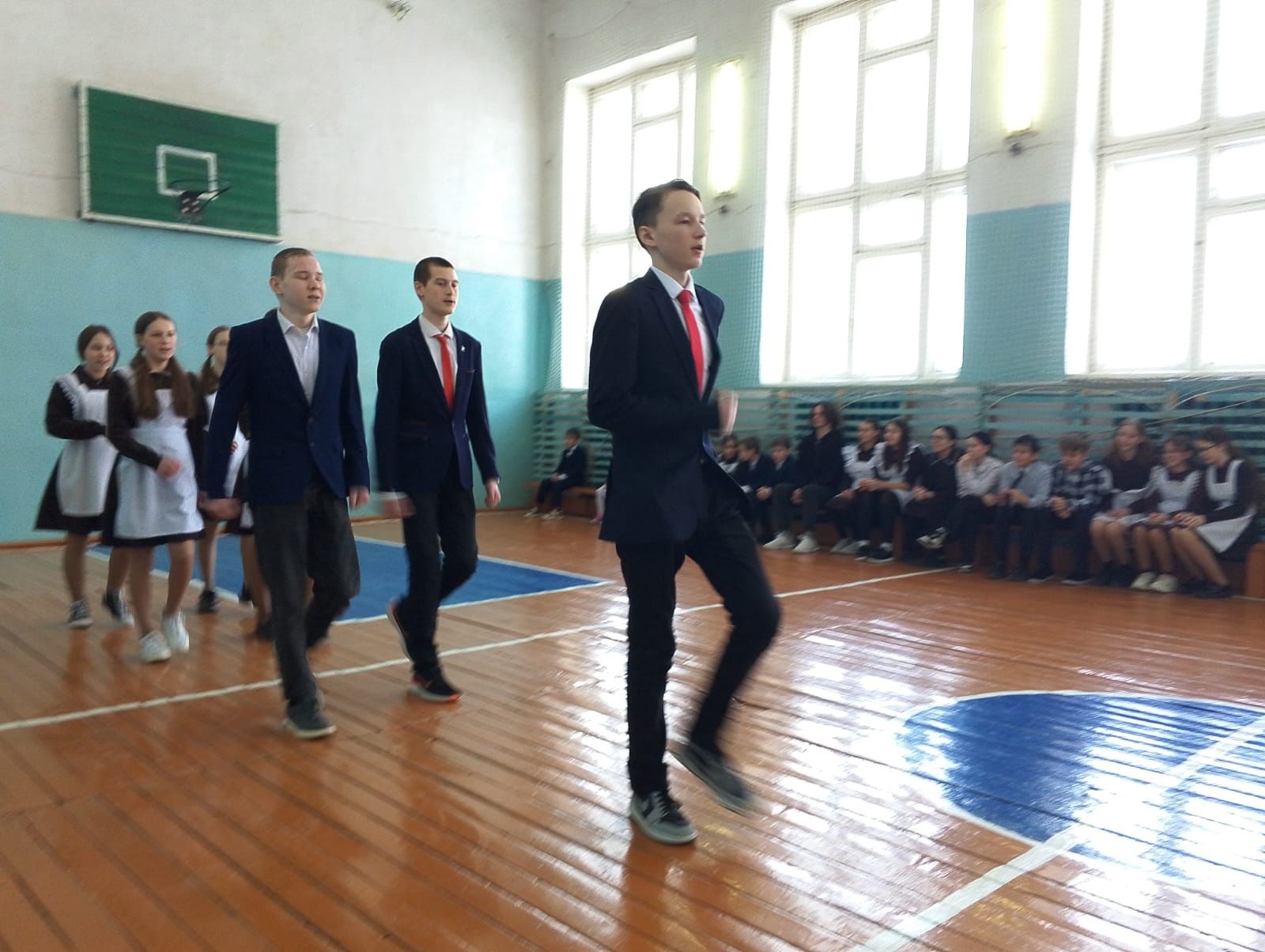 Несколько недель готовились учащиеся сельской школы к традиционному смотру песни