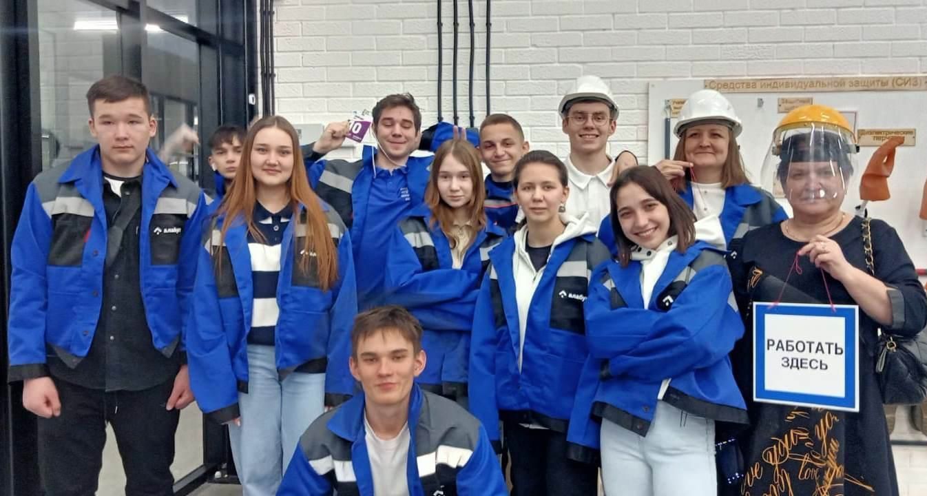 Район мәктәпләренең өлкән сыйныф укучылары үзләрен цифрлы платформада тикшереп карады