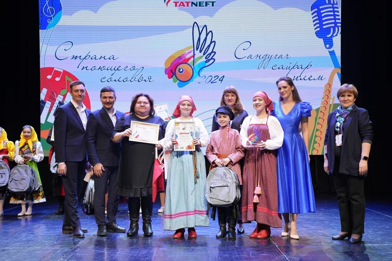 Аксубайның «Оляпка» һәм «Соловушка» ансамбльләре җырчы сандугач илен буйсындырдылар