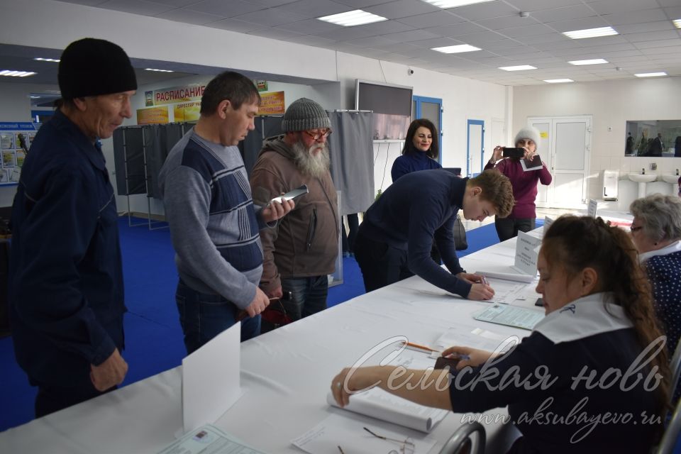 Аксубай районы сайлау участокларында беренче тапкыр тавыш бирүчеләргә открыткалар һәм брелоклар тапшыралар