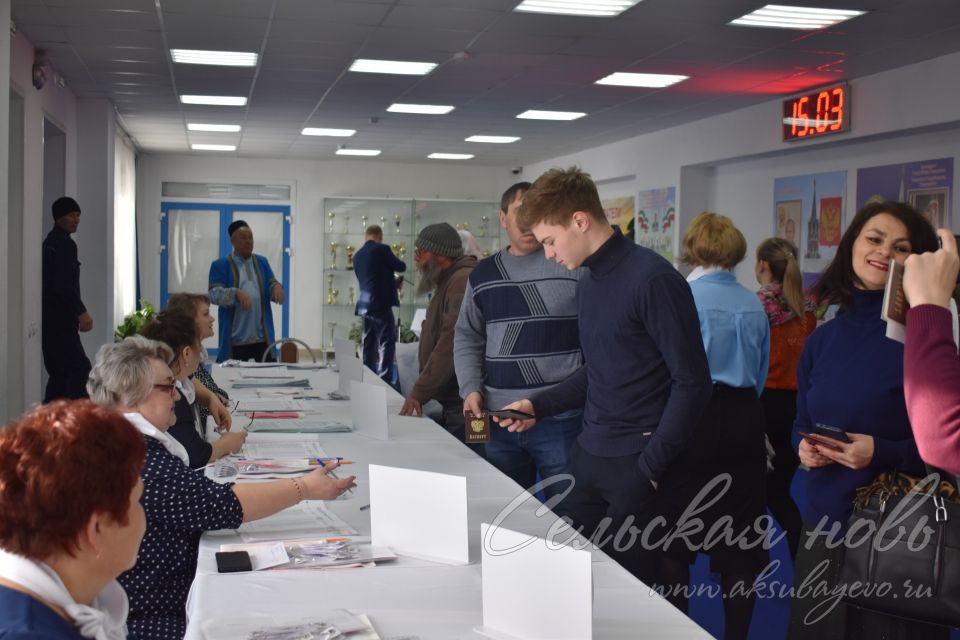 Аксубай районы сайлау участокларында беренче тапкыр тавыш бирүчеләргә открыткалар һәм брелоклар тапшыралар