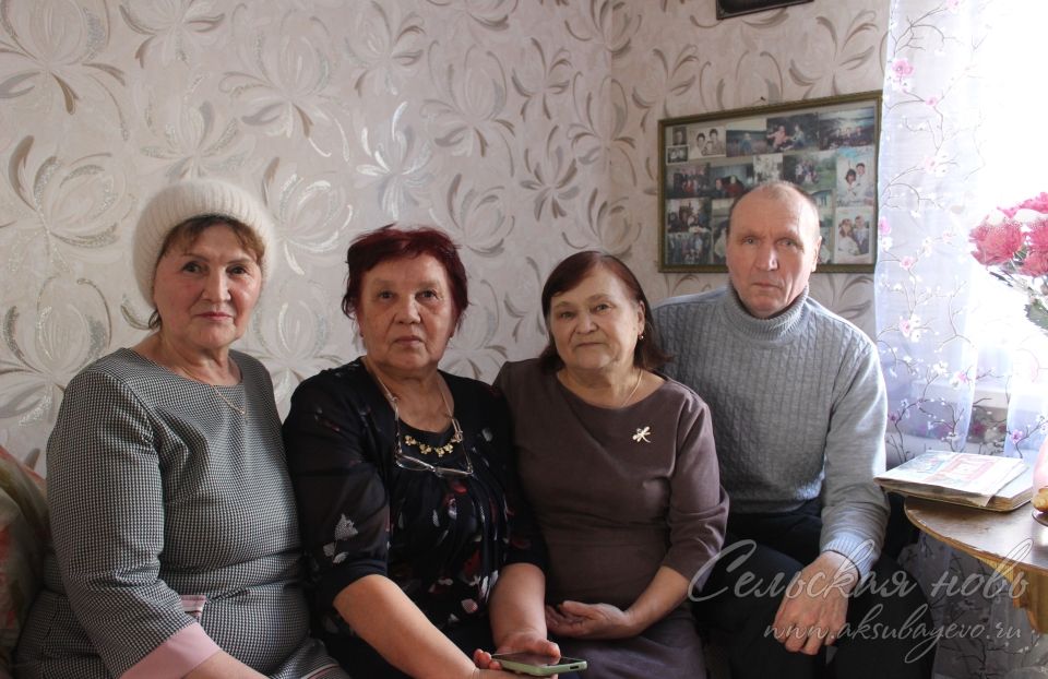 Бывшие ученики Савгачевской школы приехали на 90-летний юбилей любимого учителя