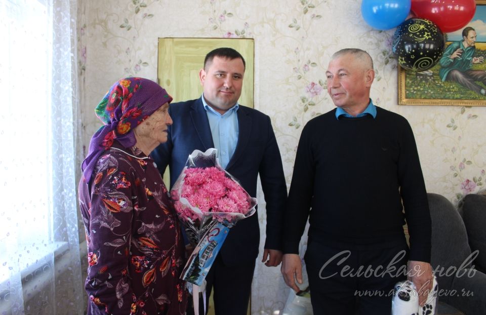 Бывшие ученики Савгачевской школы приехали на 90-летний юбилей любимого учителя