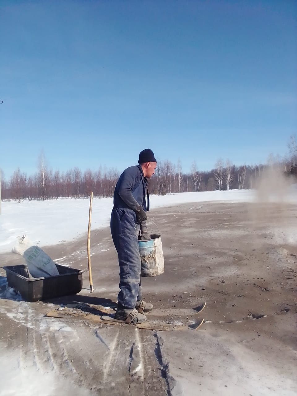 Аксубаевские лесоводы принуждают к таянию снег на посевах хвойных деревьев