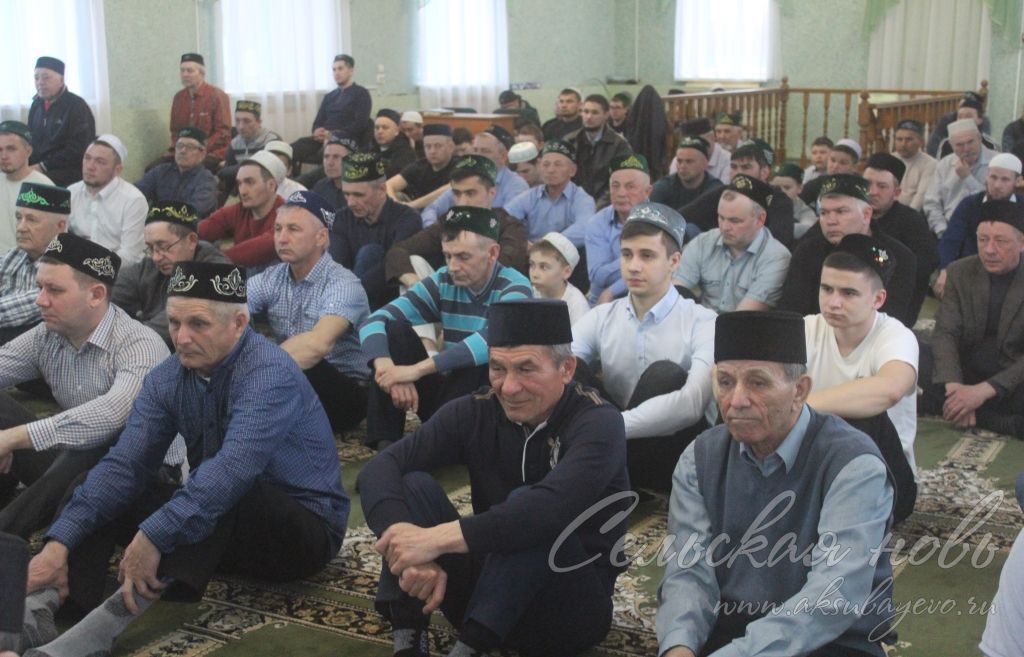 Сотни верующих Аксубаевского района встретили праздник Ураза Байрам в мечетях