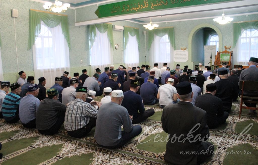 Сотни верующих Аксубаевского района встретили праздник Ураза Байрам в мечетях