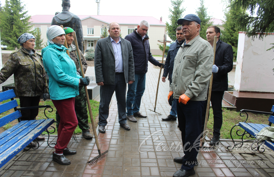 Глава Аксубаевского района присоединился к Всероссийскому субботнику по благоустройству памятников Великой Отечественной войны