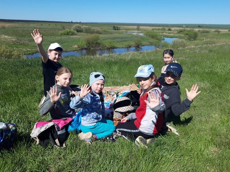 Конец учебного года празднуют на природе