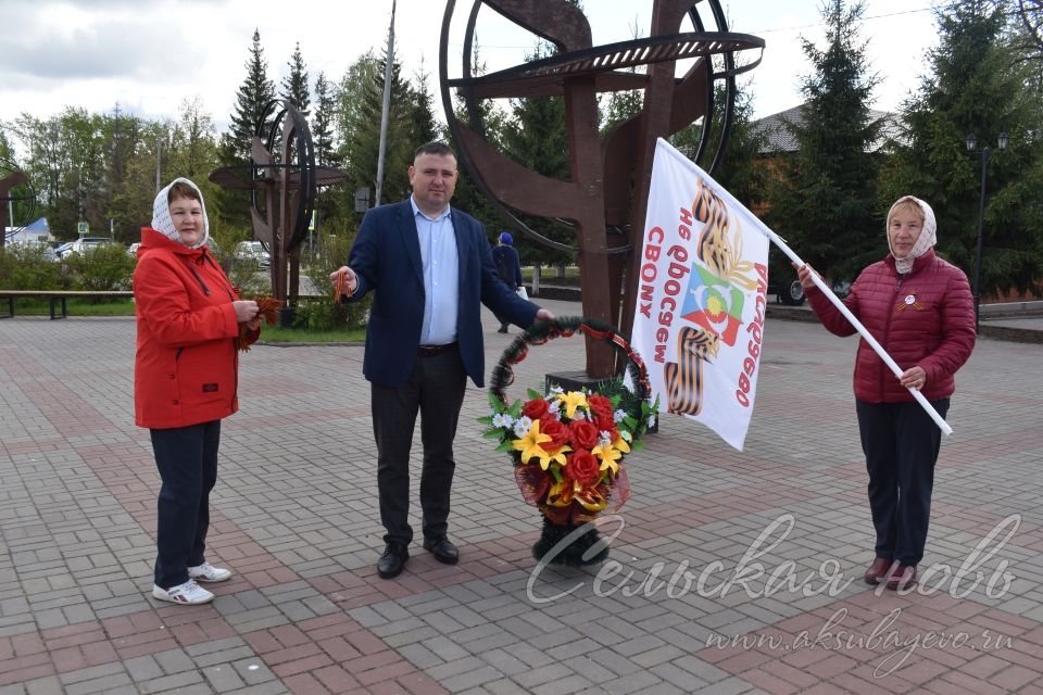 1418 шагов к Победе: аксубаевские волонтеры раздают георгиевские ленты