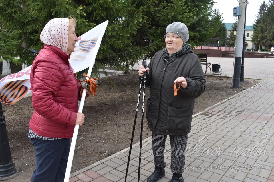 1418 шагов к Победе: аксубаевские волонтеры раздают георгиевские ленты