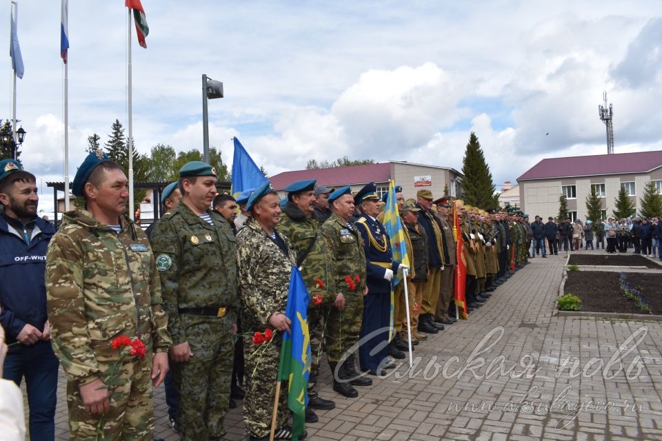 В Аксубаеве открыли памятник воинам ВДВ