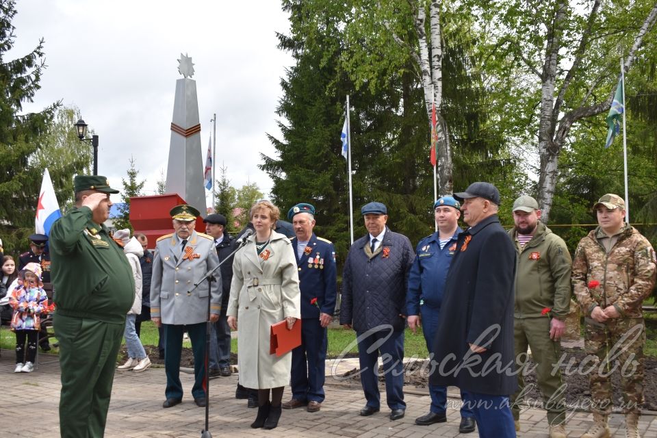 В Аксубаеве открыли памятник воинам ВДВ