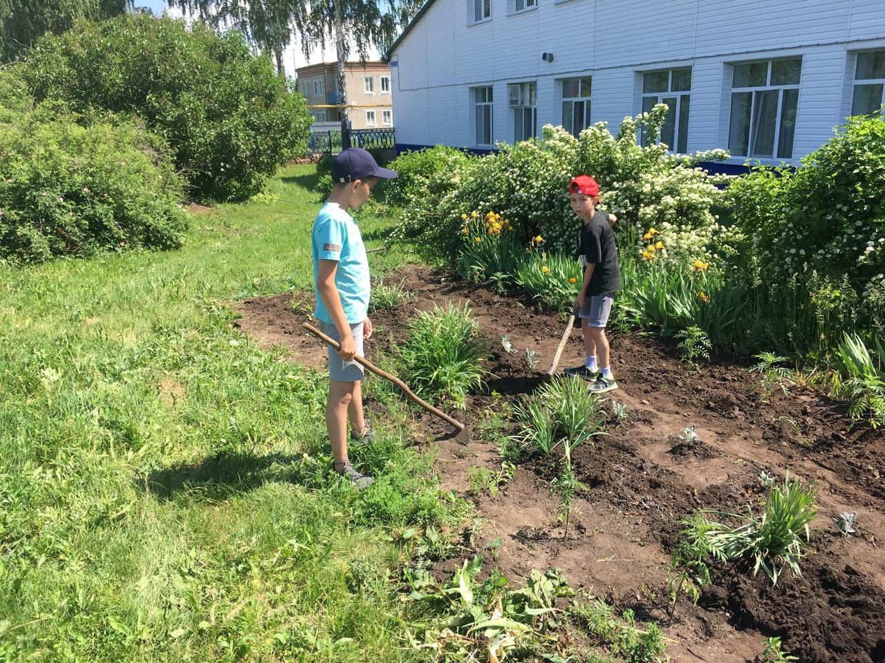 Ребята из пришкольного лагеря украшают планету