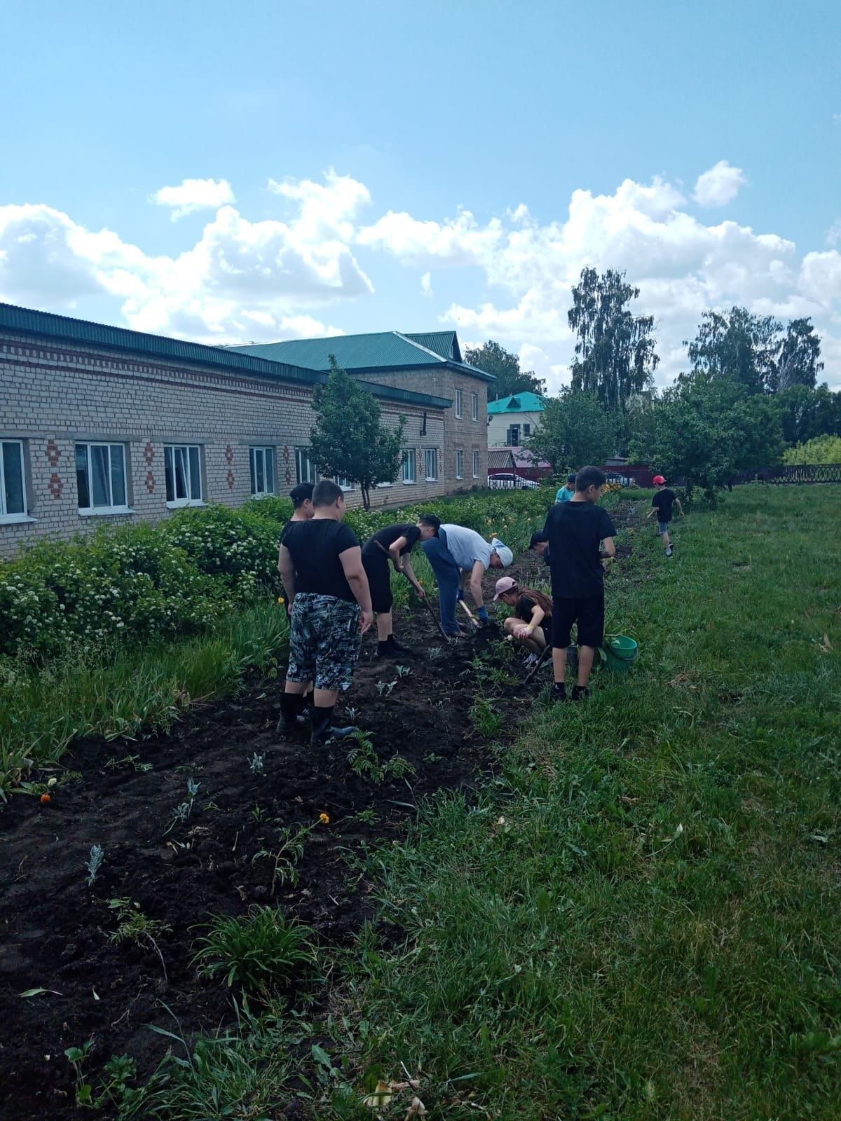 Ребята из пришкольного лагеря украшают планету