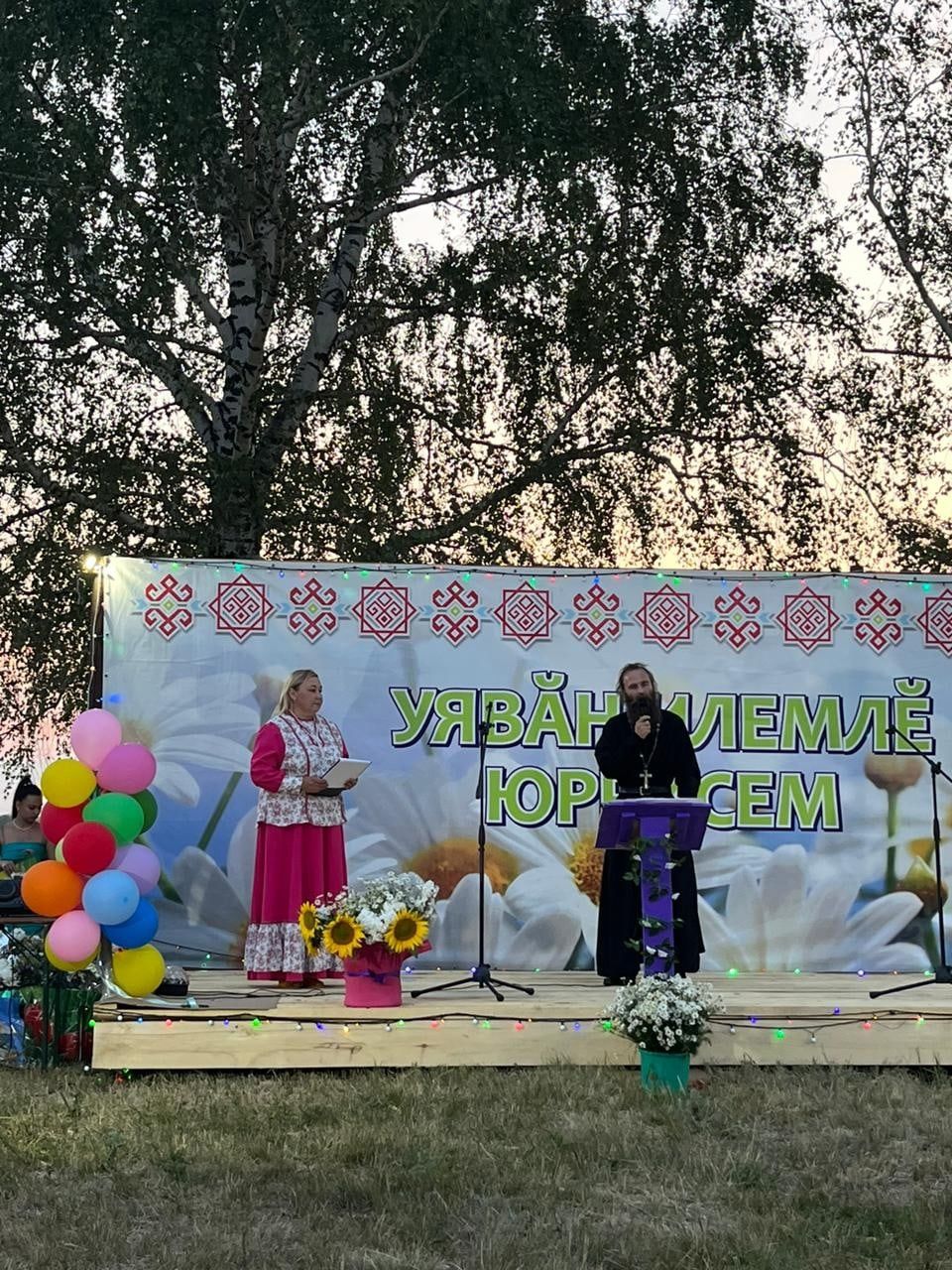Авыл бәйрәмендә юбиляр гаиләләрне һәм махсус хәрби операциядә катнашучыларның хатыннарын хөрмәтләделәр