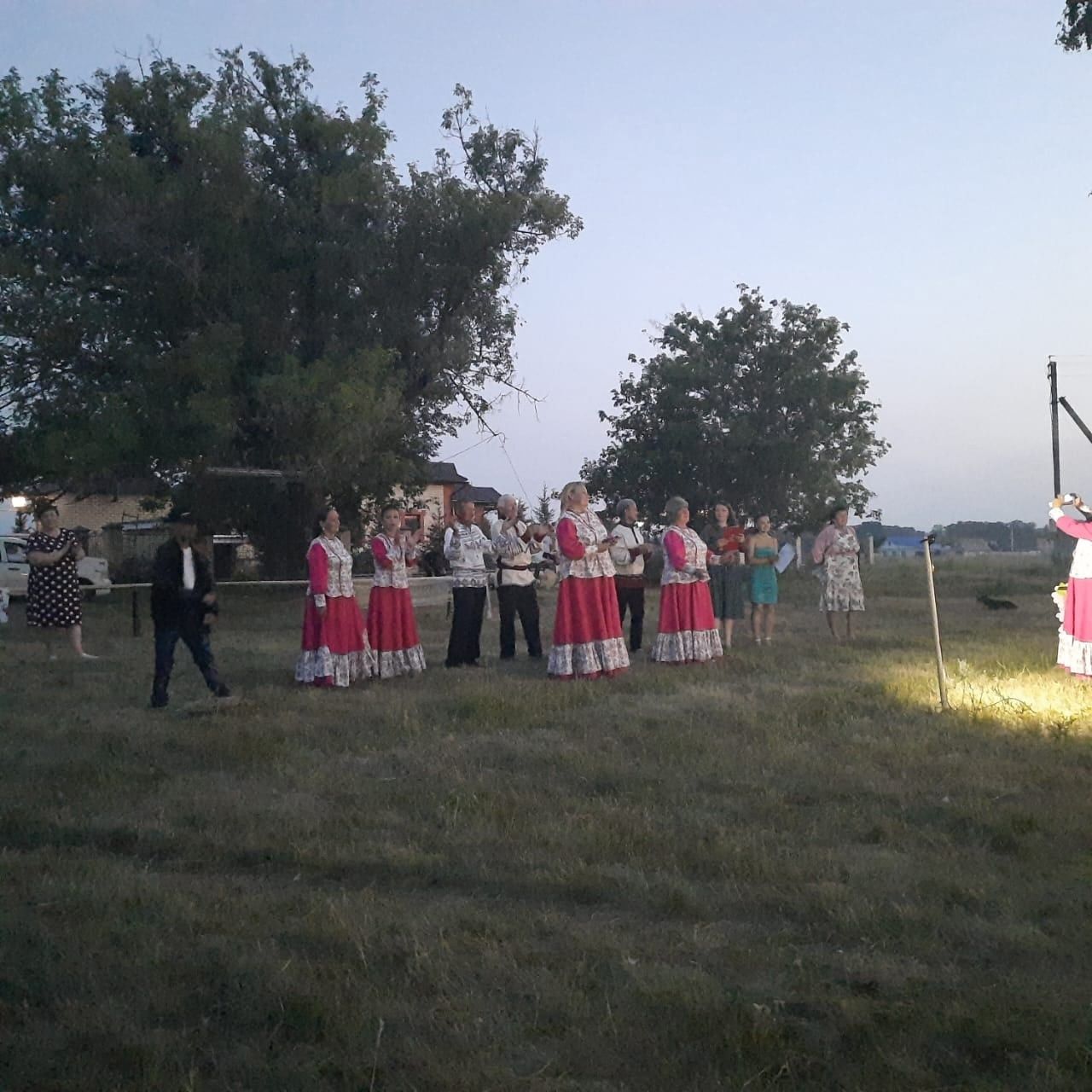 Авыл бәйрәмендә юбиляр гаиләләрне һәм махсус хәрби операциядә катнашучыларның хатыннарын хөрмәтләделәр
