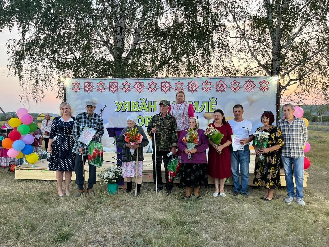 Авыл бәйрәмендә юбиляр гаиләләрне һәм махсус хәрби операциядә катнашучыларның хатыннарын хөрмәтләделәр