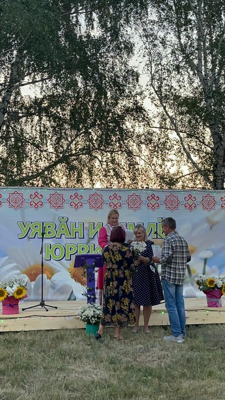Авыл бәйрәмендә юбиляр гаиләләрне һәм махсус хәрби операциядә катнашучыларның хатыннарын хөрмәтләделәр