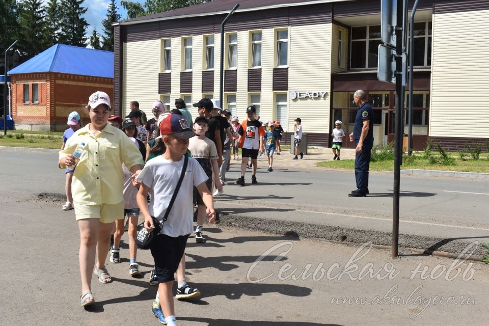 Непоседы пришкольного лагеря побывали с экскурсией в полиции