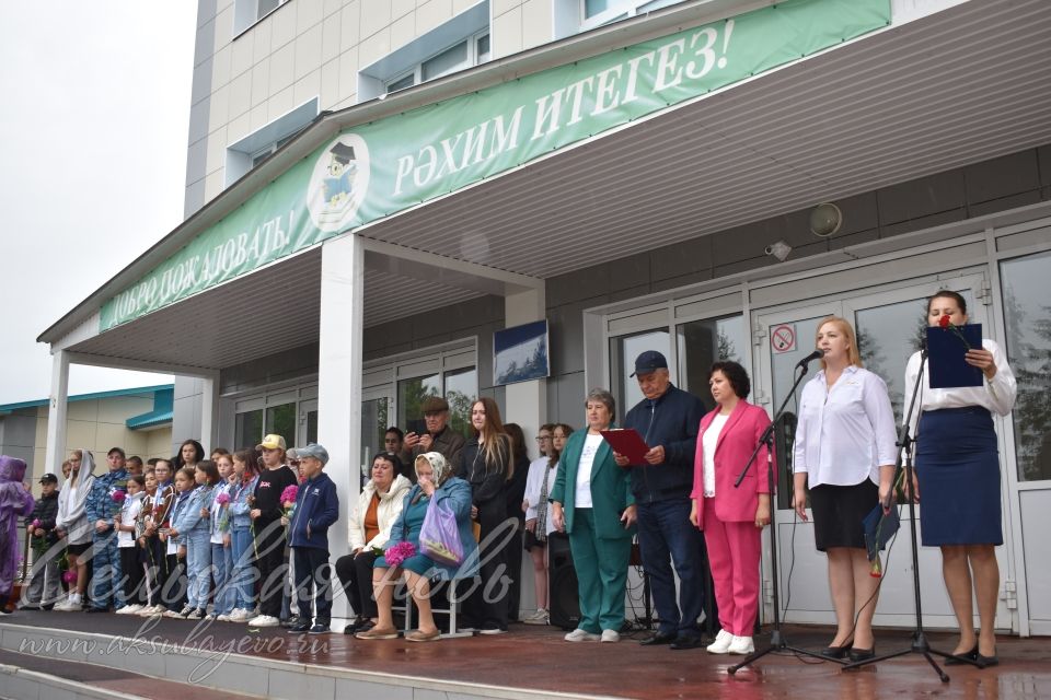 Аксубай егете сугышта батырларча көрәшә, ә мәктәптә аны игелекле һәм ярдәмчел итеп хәтерлиләр