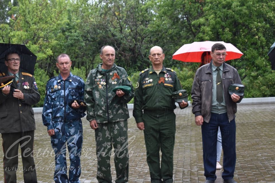 Аксубай егете сугышта батырларча көрәшә, ә мәктәптә аны игелекле һәм ярдәмчел итеп хәтерлиләр
