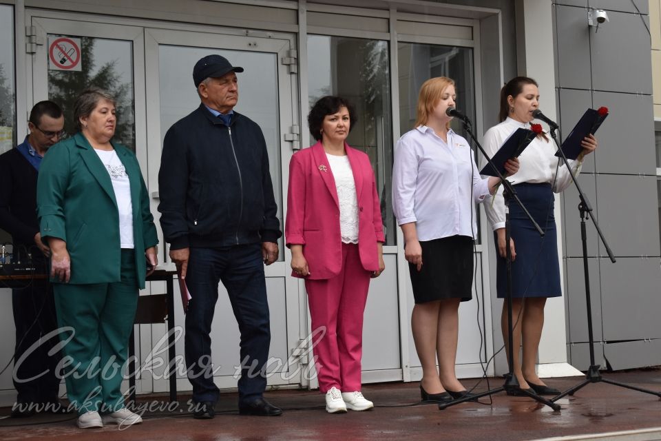 Аксубай егете сугышта батырларча көрәшә, ә мәктәптә аны игелекле һәм ярдәмчел итеп хәтерлиләр
