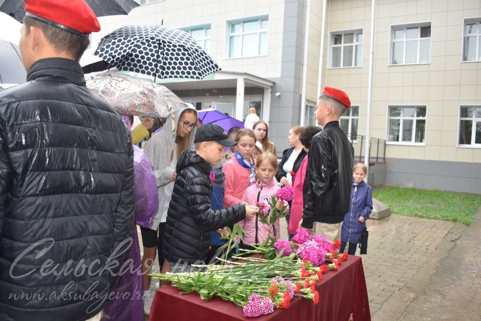 Аксубай егете сугышта батырларча көрәшә, ә мәктәптә аны игелекле һәм ярдәмчел итеп хәтерлиләр