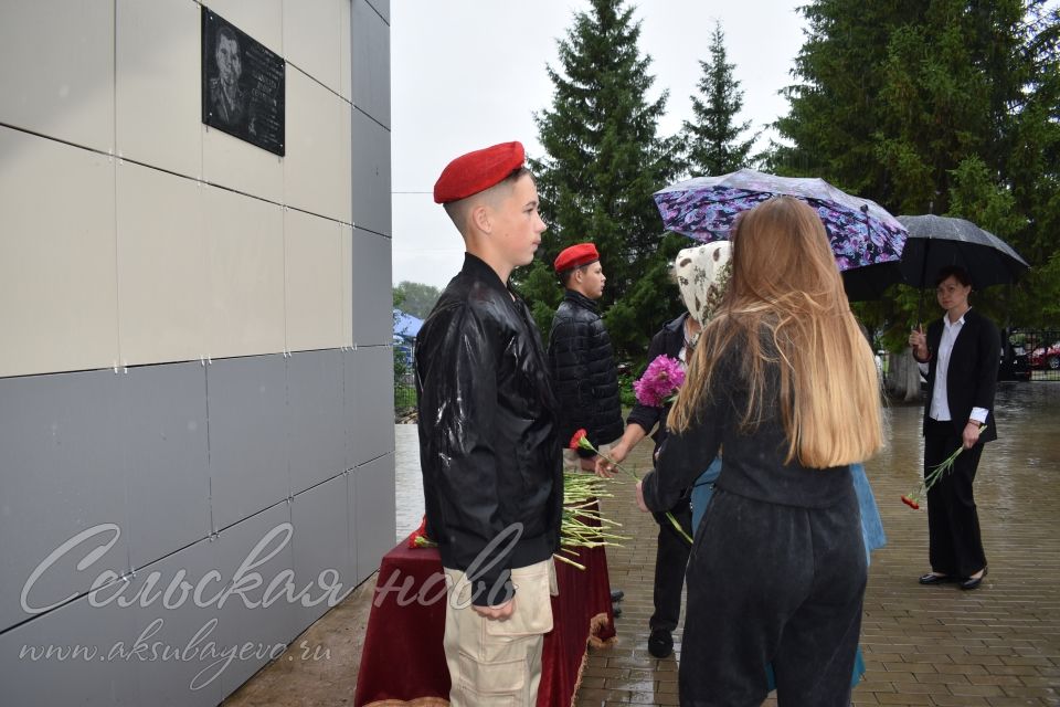 Аксубай егете сугышта батырларча көрәшә, ә мәктәптә аны игелекле һәм ярдәмчел итеп хәтерлиләр