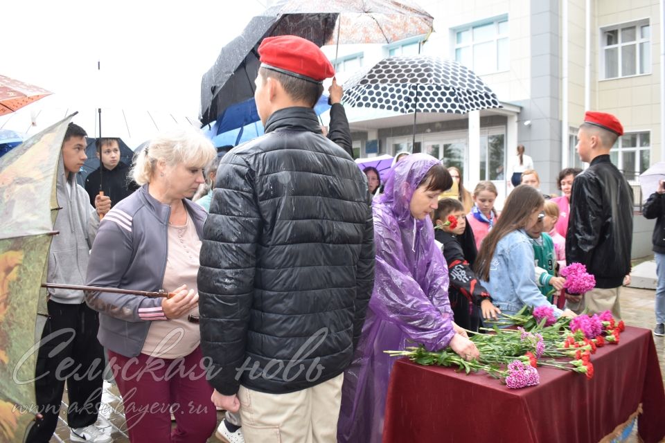 Аксубай егете сугышта батырларча көрәшә, ә мәктәптә аны игелекле һәм ярдәмчел итеп хәтерлиләр