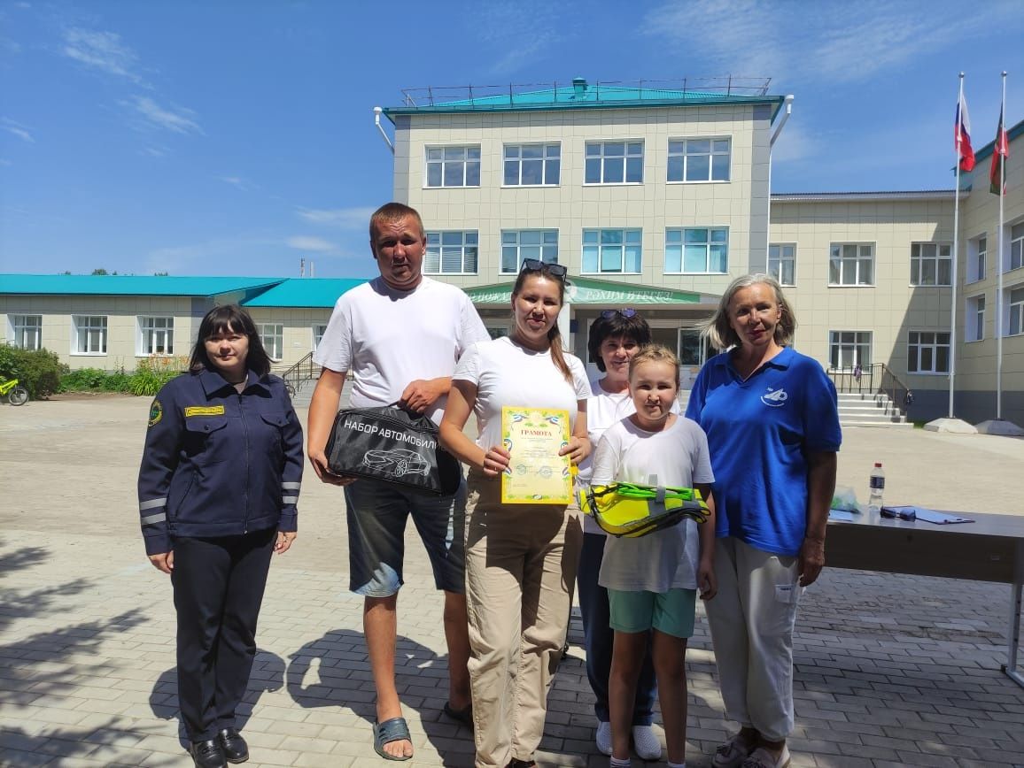 Мәктәп яны лагеренда велосипед төзелешен белүне күрсәттеләр һәм беренче ярдәм күрсәттеләр