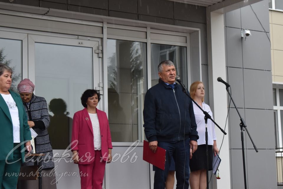Аксубай егете сугышта батырларча көрәшә, ә мәктәптә аны игелекле һәм ярдәмчел итеп хәтерлиләр