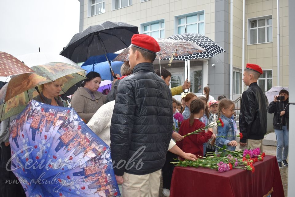 Аксубай егете сугышта батырларча көрәшә, ә мәктәптә аны игелекле һәм ярдәмчел итеп хәтерлиләр