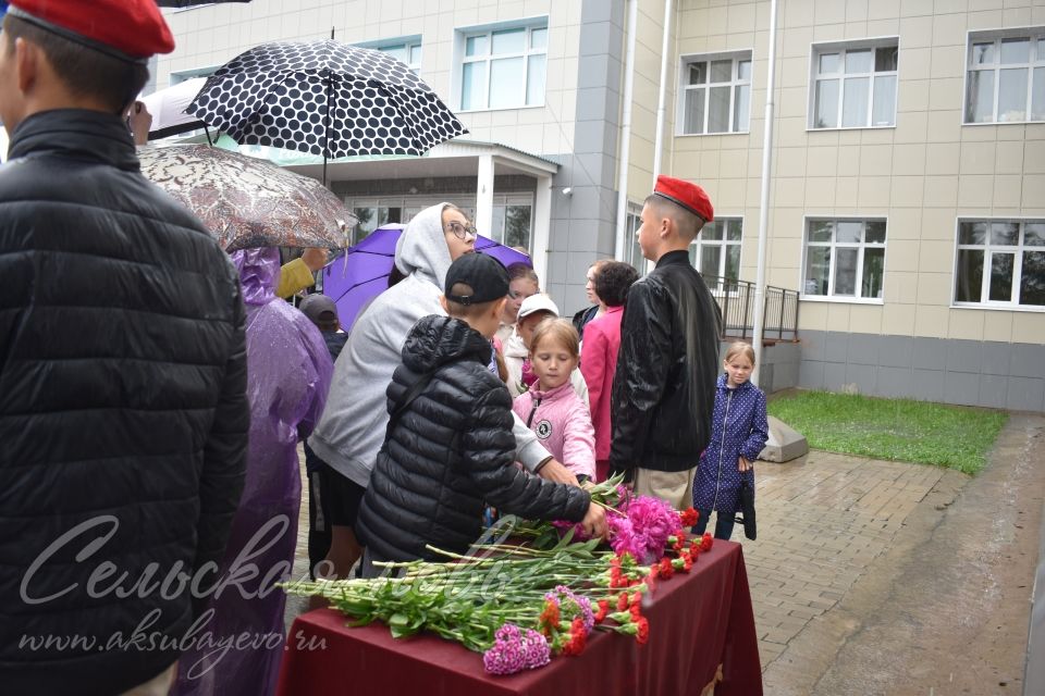 Аксубай егете сугышта батырларча көрәшә, ә мәктәптә аны игелекле һәм ярдәмчел итеп хәтерлиләр