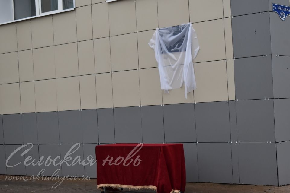 Аксубай егете сугышта батырларча көрәшә, ә мәктәптә аны игелекле һәм ярдәмчел итеп хәтерлиләр