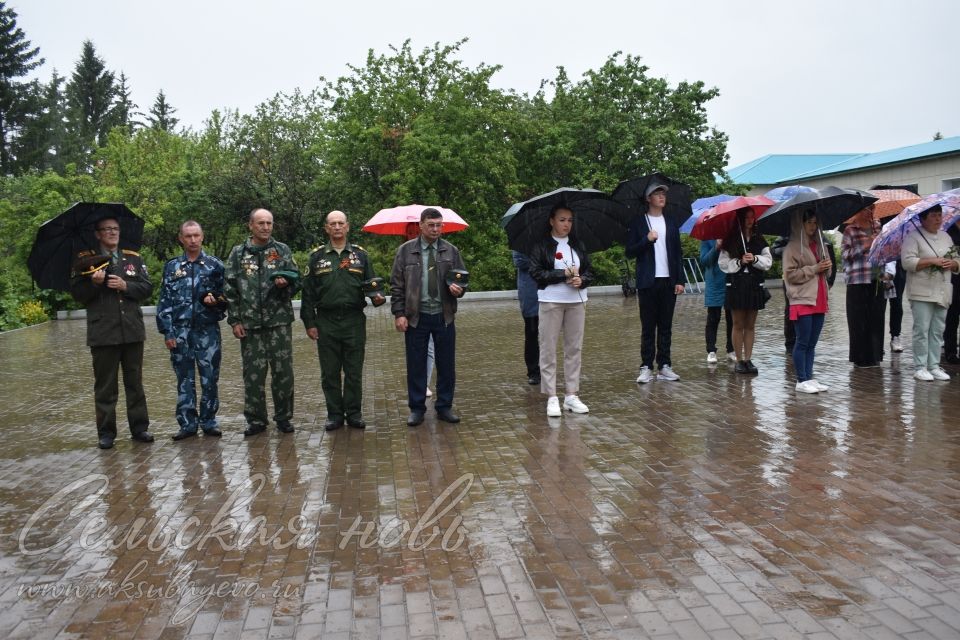 Аксубай егете сугышта батырларча көрәшә, ә мәктәптә аны игелекле һәм ярдәмчел итеп хәтерлиләр