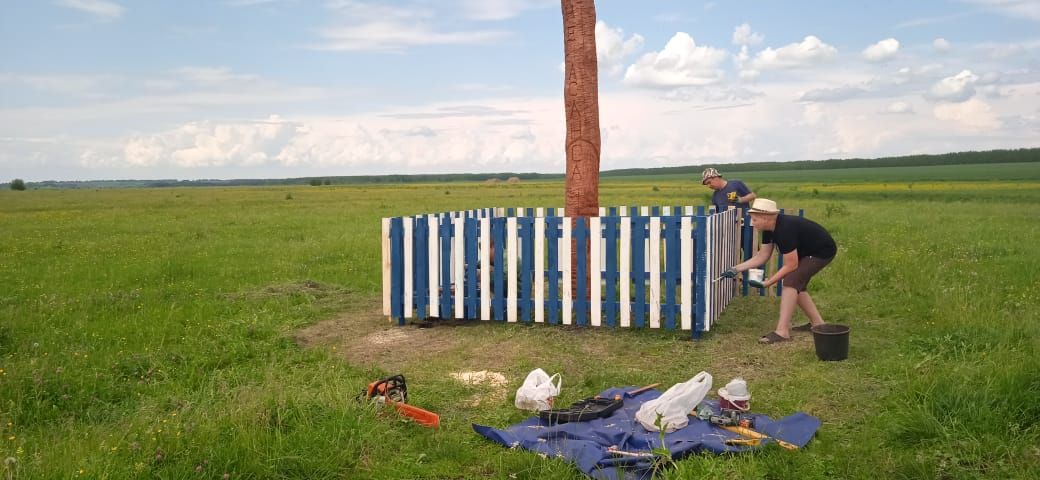 Аксубай туган як тарихын өйрәнүчесе Түбән Саврушта истәлек баганасы тирәсен төзекләндерде