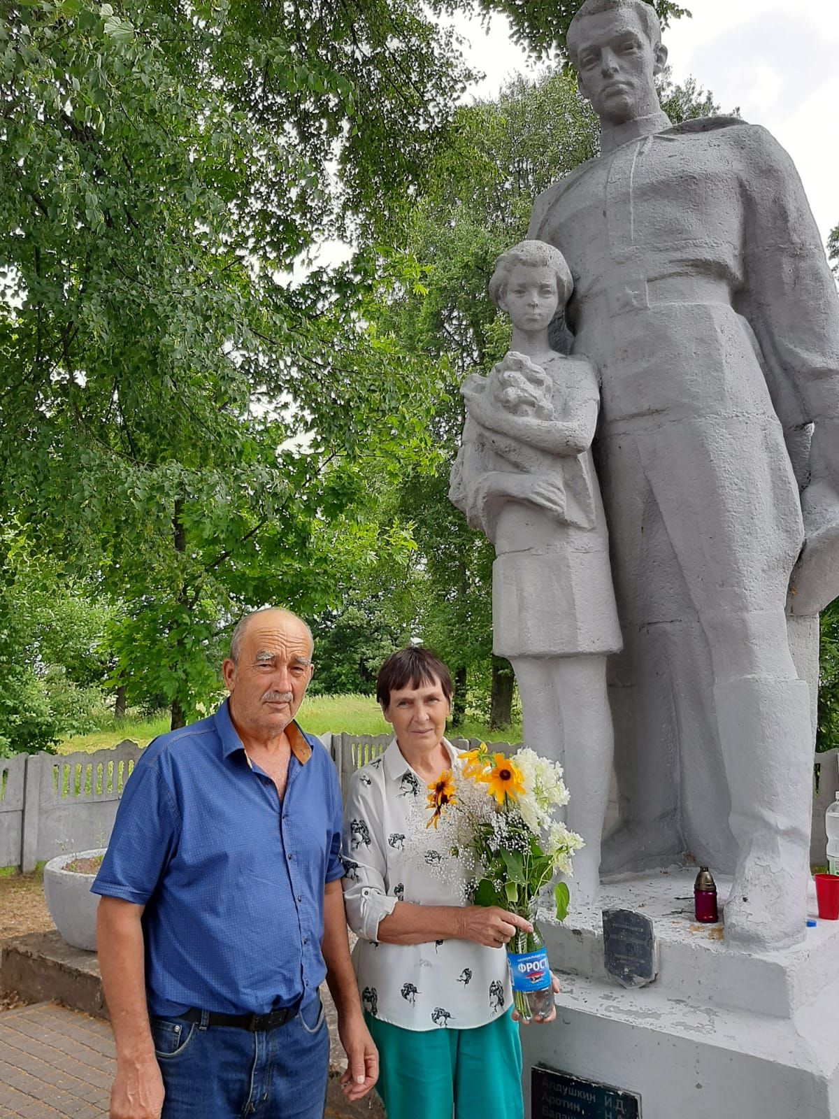 Фронтовик бабасының каберенә барган Аксубай туган яны өйрәнүчесе турында Белоруссия газетасы сөйләде