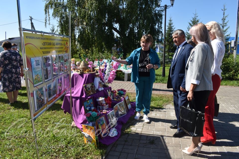 Август конференциясен ачкан күргәзмәләр мөгаллимнәрнең осталыгын күрсәтте