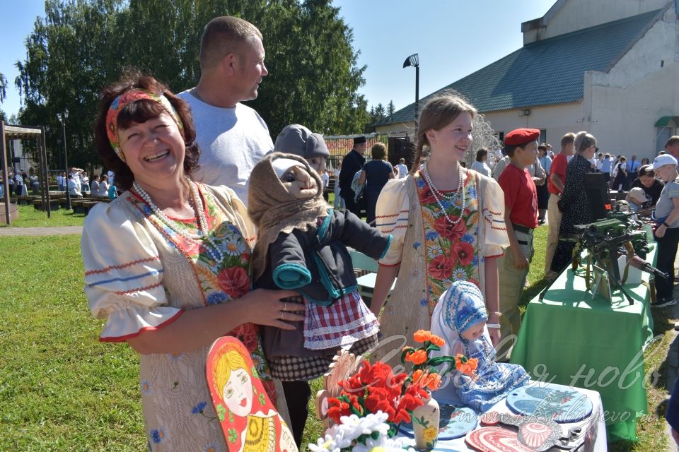 Педагогларның август конференциясе узган көнне мәктәптән тыш эшләр үзәге күргәзмәсе аеруча кызыксыну уятты