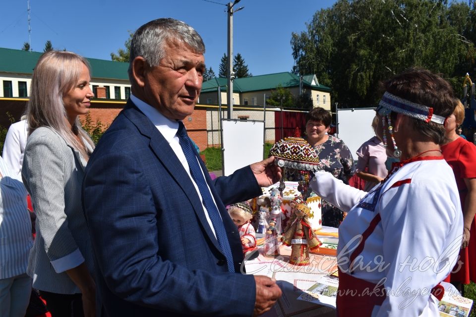 Педагогларның август конференциясе узган көнне мәктәптән тыш эшләр үзәге күргәзмәсе аеруча кызыксыну уятты