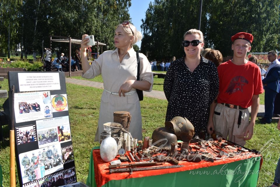 Педагогларның август конференциясе узган көнне мәктәптән тыш эшләр үзәге күргәзмәсе аеруча кызыксыну уятты