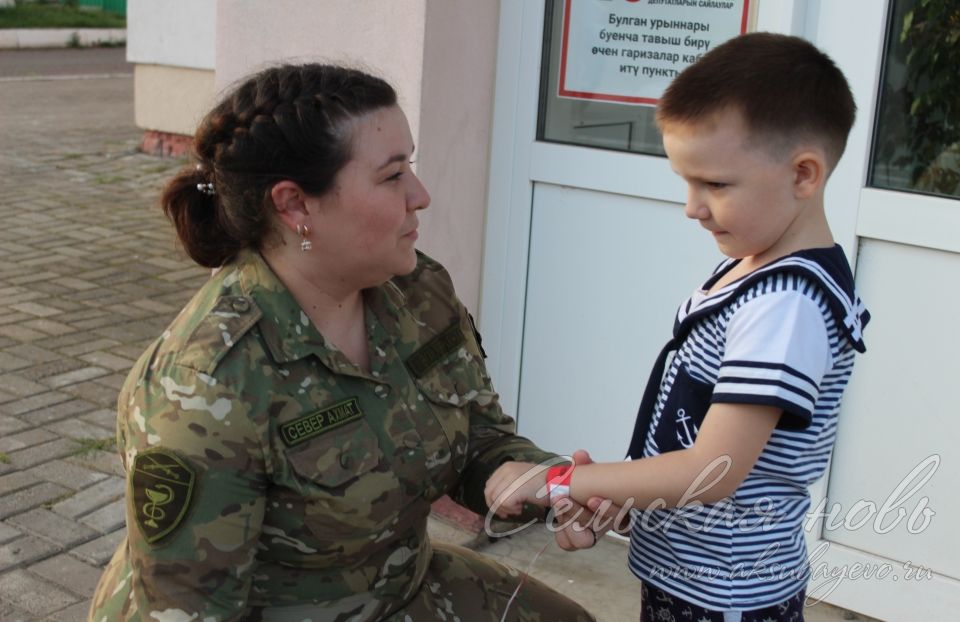 На избирательном участке в Аксубаеве проголосовала военная медсестра